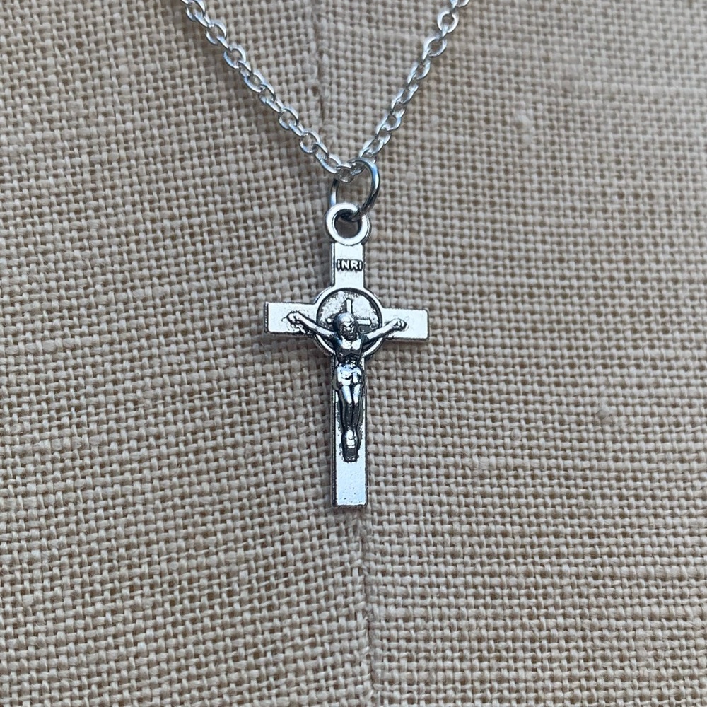 NWT Sterling Silver Plated Chain & Crucifix Alloy Metal Charm Necklace - Picture 10 of 14